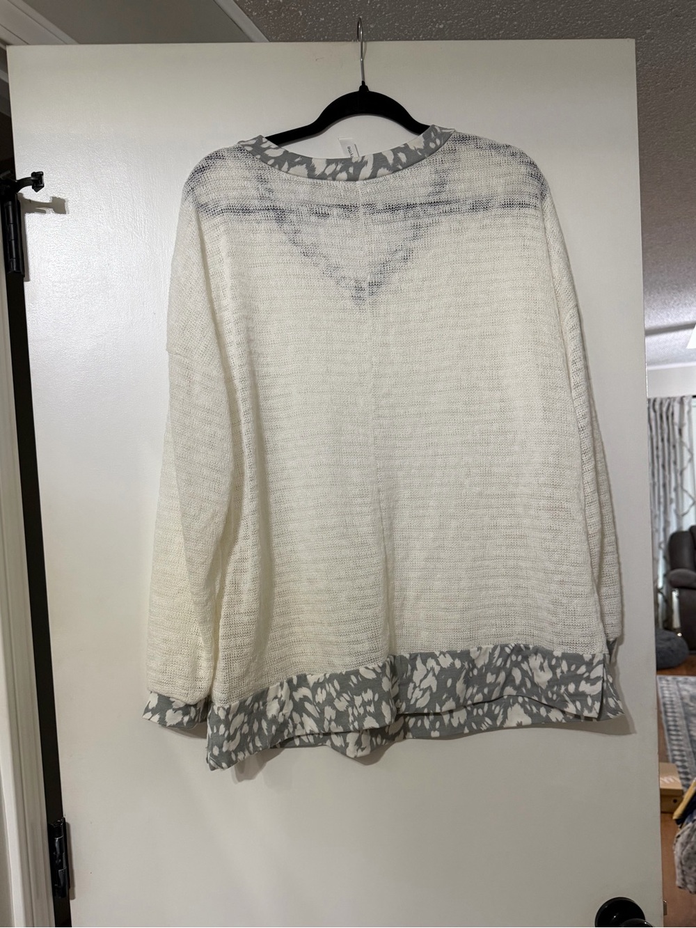 Women’s Cream Knit Pullover with Patterned Hem
Honeyme